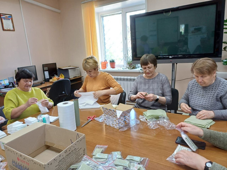 С начала 2024 года активисты чердаклинского Центра общения старшего поколения «Огонёк» изготовили и отправили в зону СВО более 350 окопных свечей и 2500 комплектов сухого душа.. С начала 2024 года активисты чердаклинского Центра общения старшего поколения «Огонёк» изготовили и отправили в зону СВО более 350 окопных свечей и 2500 комплектов сухого душа..